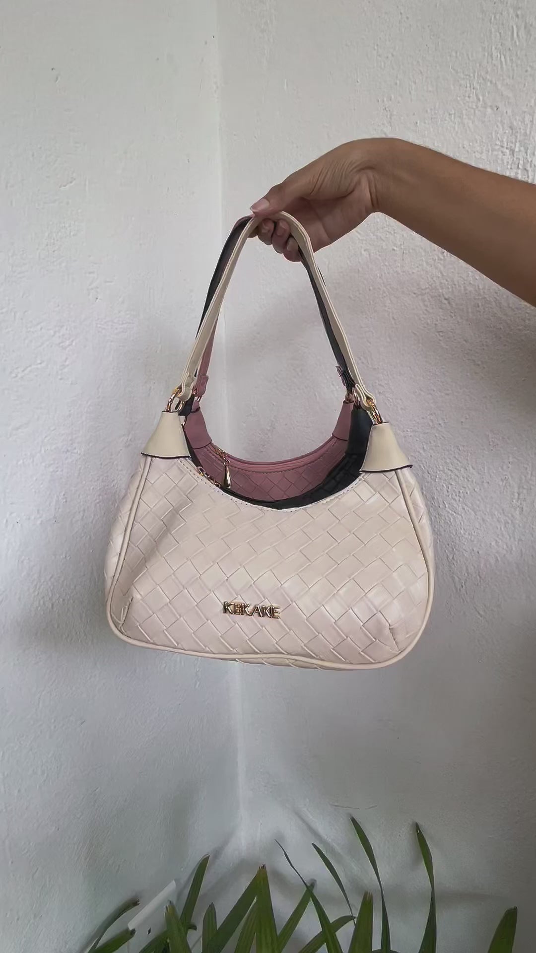 Chic Woven Shoulder Bag: Elegant & Versatile Handbag